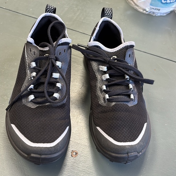 ECCO Biom 2.1 X Country
Women's Textile Trail Running Shoe
Size 5- 5-1/2
EUC - Picture 4 of 8